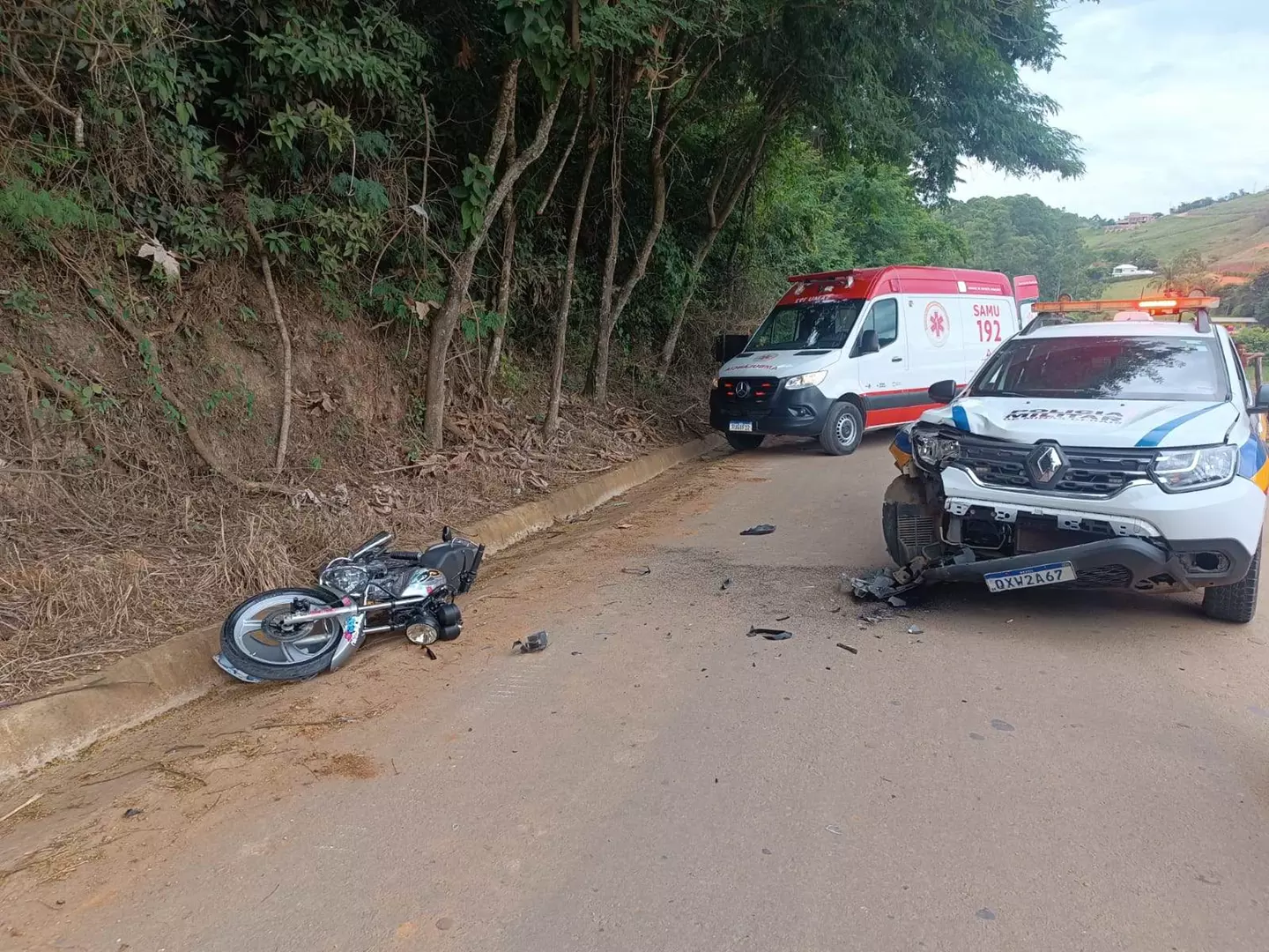 Motociclista em manobra do grau bate em viatura da Polícia Militar